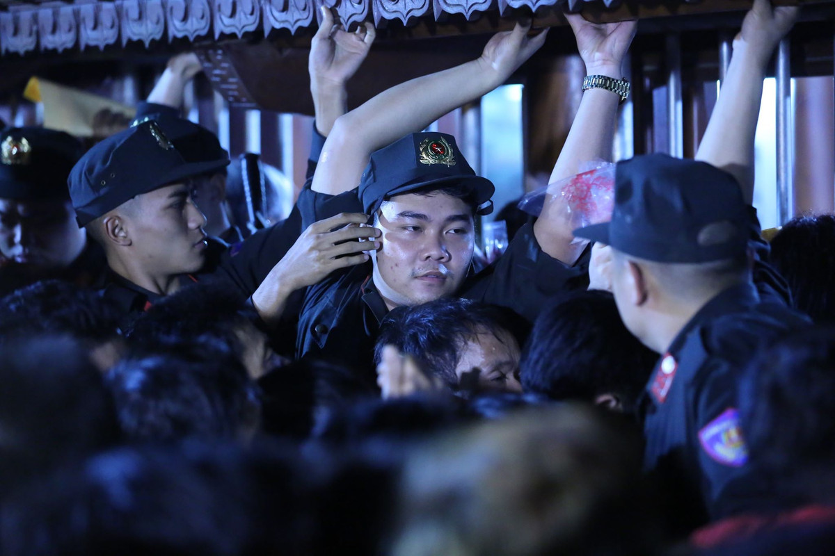 Nhiều người đã trực sẵn để xin ấn khiến lực lượng chức năng vất vả làm việc.