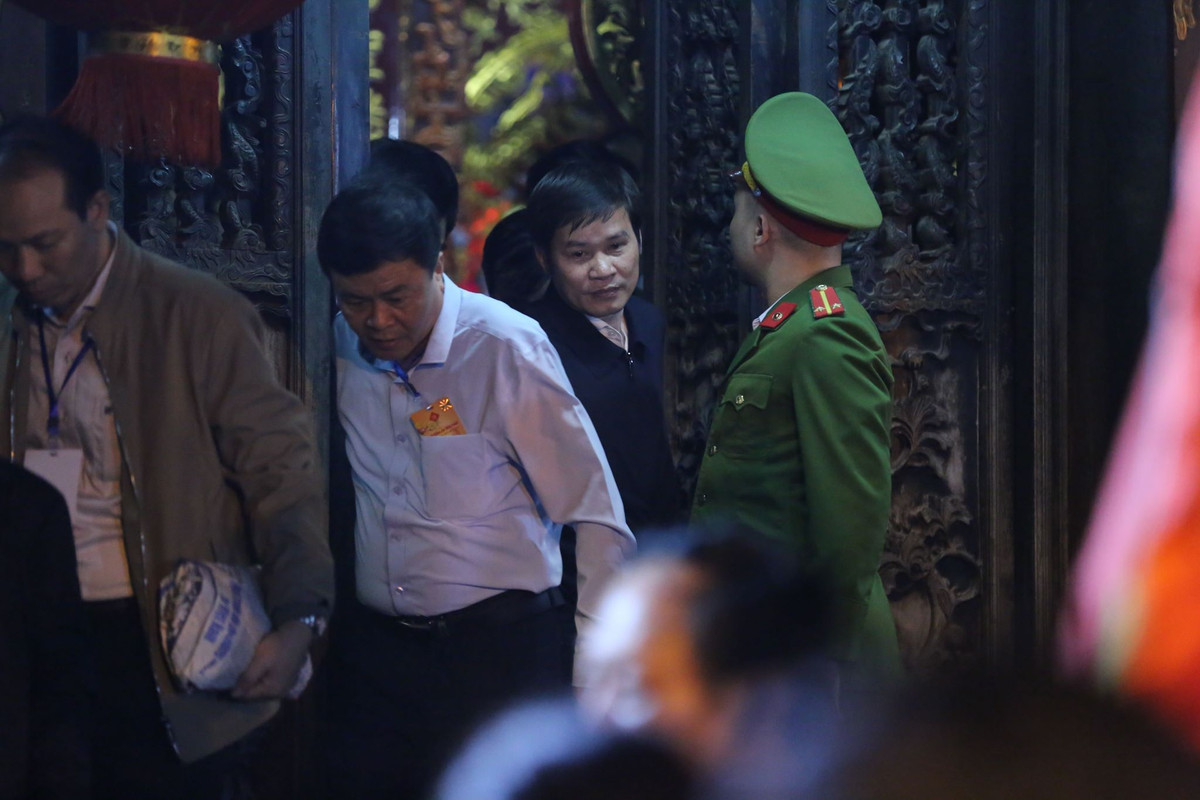 Các đại biểu vào cung cấm.