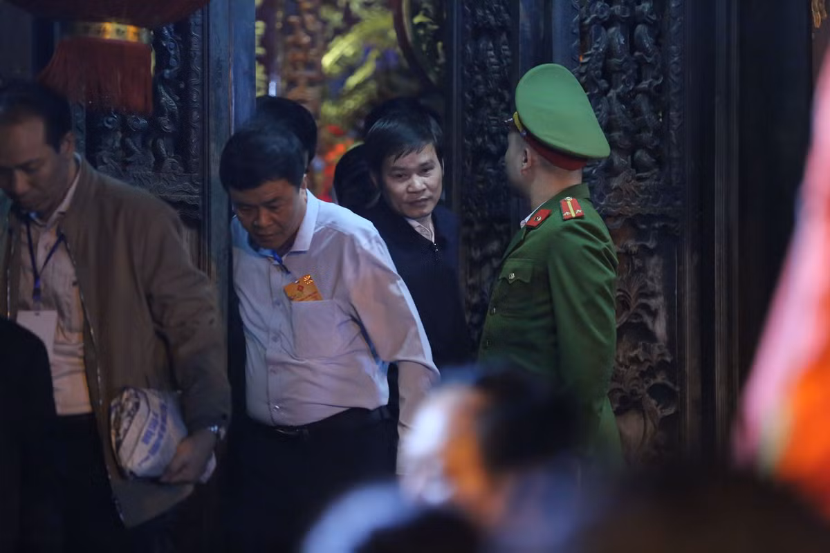 Các đại biểu vào cung cấm.