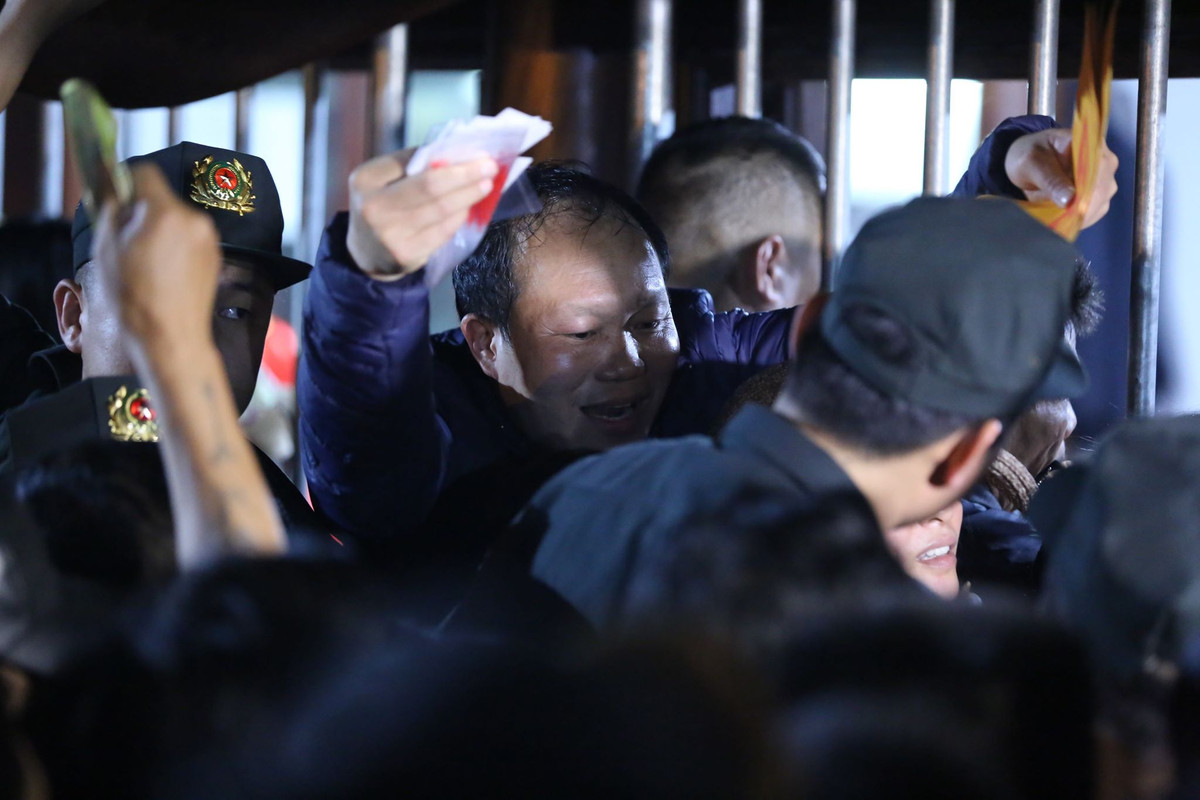 Mặc dù cảnh bon chen xin ấn diễn ra từ năm này qua năm khác nhưng BTC vẫn không thể có cách khắc phục hiệu quả.