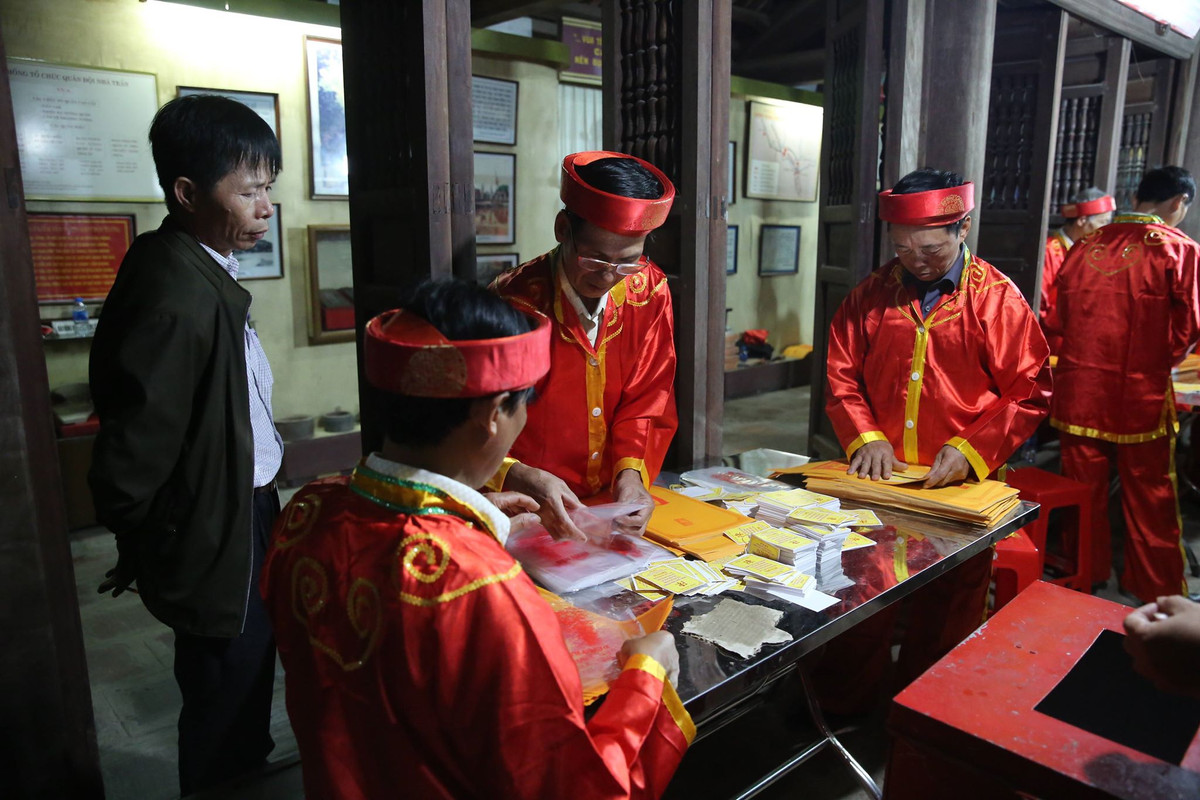 5h sáng ngày 19/2, lễ phát ấn diễn ra.