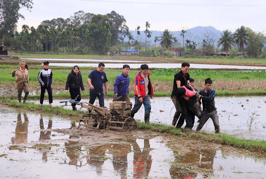 Sau đó, khoảng 17h15 phút ngày 16/2, Trịnh Văn Nhậm được đưa lên xe cứu thương về trụ sở UBND xã Trung Hà. Tại Công an xã Trung Hà, Trịnh Văn Nhậm khai nhận, bản thân chỉ học hết lớp 5, trình độ hạn chế, công việc bấp bênh, sau đó sa vào con đường nghiện hút ma túy. Nhậm đã được địa phương đưa đi cai nghiện bắt buộc, nhưng khi trở về, người đàn ông này vẫn không dứt bỏ được với ma túy.