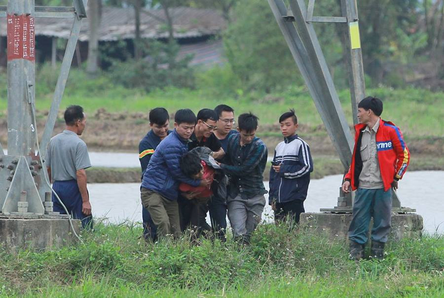 Thượng tá Trần Hoàng Hanh, Phó trưởng Công an huyệnThủy Nguyên chỉ huy lực lượng cứu hộ, trực tiếp ra hiện trường vận động đối tượng. Tuy nhiên, đối tượng vẫn cố thủ trên cột điện nhiều giờ liền, miệng liên tục yêu cầu được tiếp tế sữa tươi, nước uống.
