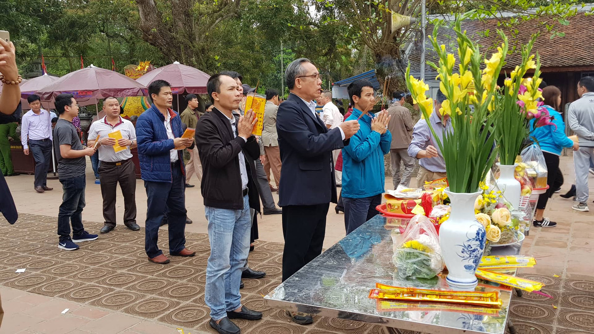 Nhiều người khấn vái trước điện Thiên Trường.