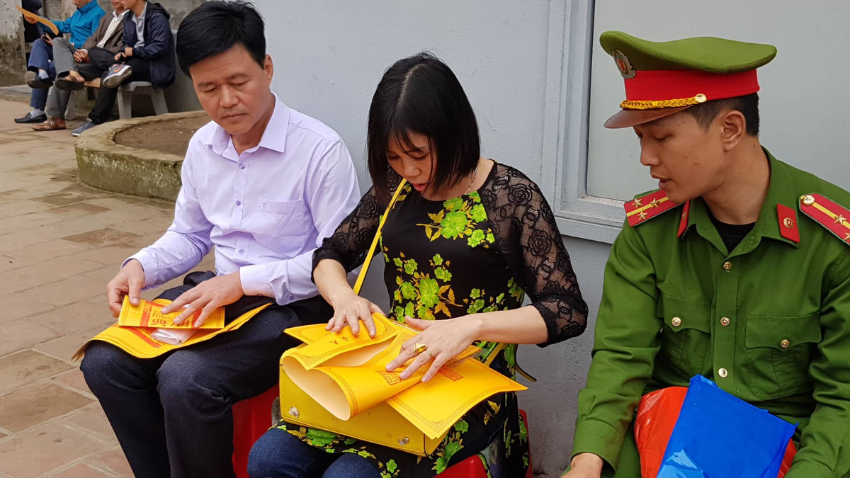 Một số người xếp ấn sau khi xin được ấn.