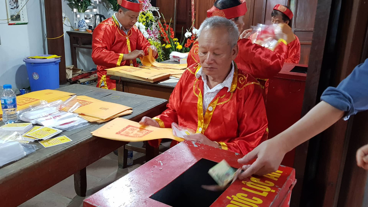 Bỏ tiền vào hòm thì mới được phát ấn.