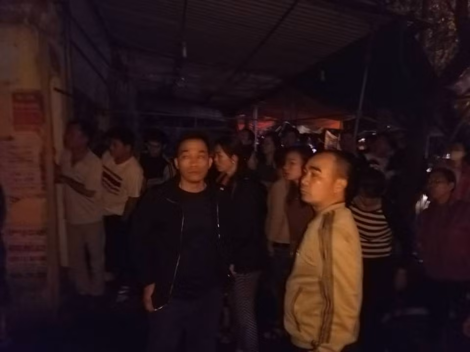 Hai Duong: “Ba hoa” vieng gian hang ma, cho dong Ngo Quyen chay ngun ngut-Hinh-4