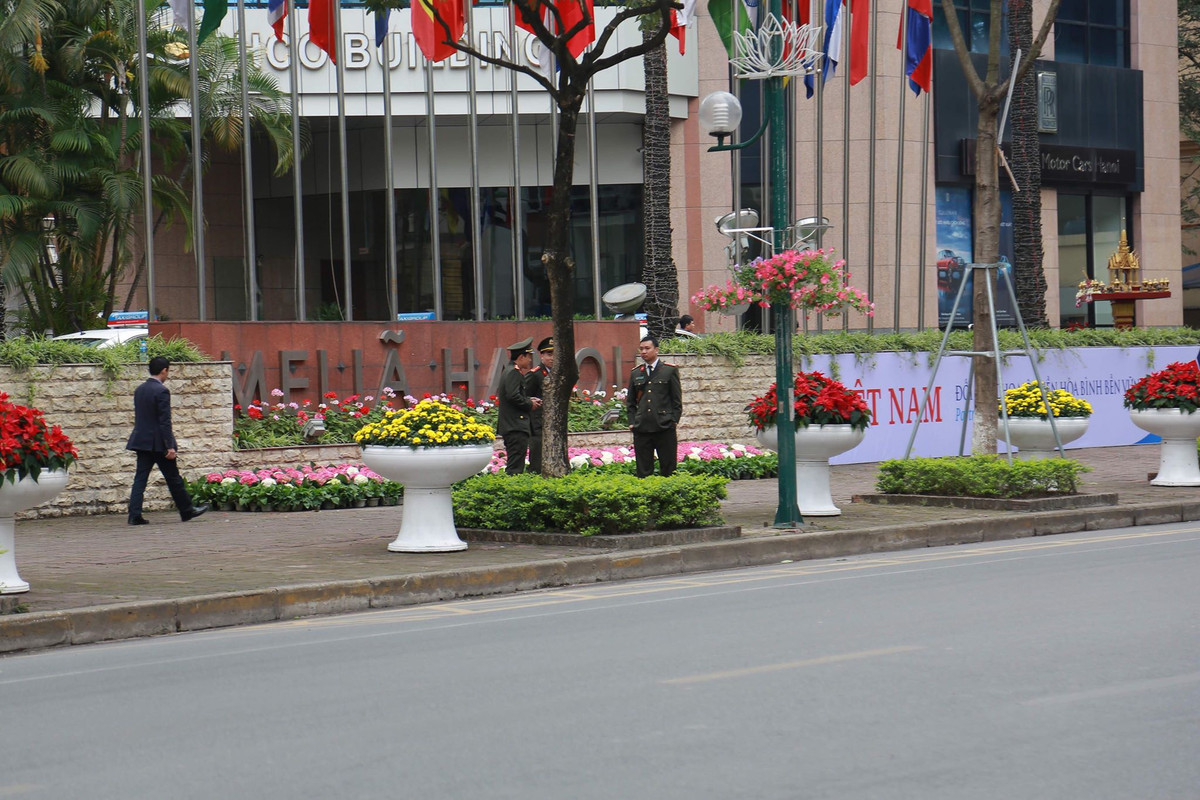 Chum anh: Phai doan Trieu Tien roi khach san Melia Ha Noi di dau sang nay?