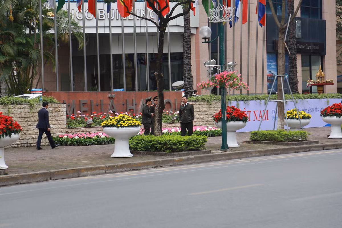 Chum anh: Phai doan Trieu Tien roi khach san Melia Ha Noi di dau sang nay?