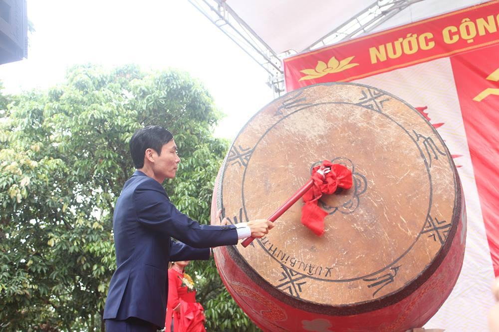 Nói về nguồn gốc của lễ hội Minh Thề, ông Phạm Đăng Khoa, 85 tuổi, nguyên Phó BQL Khu di tích Đền chùa Hòa Liễu – một trong những người khôi phục lại lễ hội – cho biết: theo sử sách cũ, lễ hội Minh Thề (hay còn có cách gọi khác là Miêng Thệ) có từ năm 1561 khi Thái Hoàng, Thái Hậu Vũ Thị Ngọc Toản (vợ Thái thượng hoàng Mặc Đăng Dung) đến lập ấp Lan Niểu (nay là thôn Hòa Liễu), vận động dân làng mở rộng diện tích chùa, làm mới tượng Phật. Bà đã xuất tiền mua được 25 mẫu, 8 sào, 2 thước.