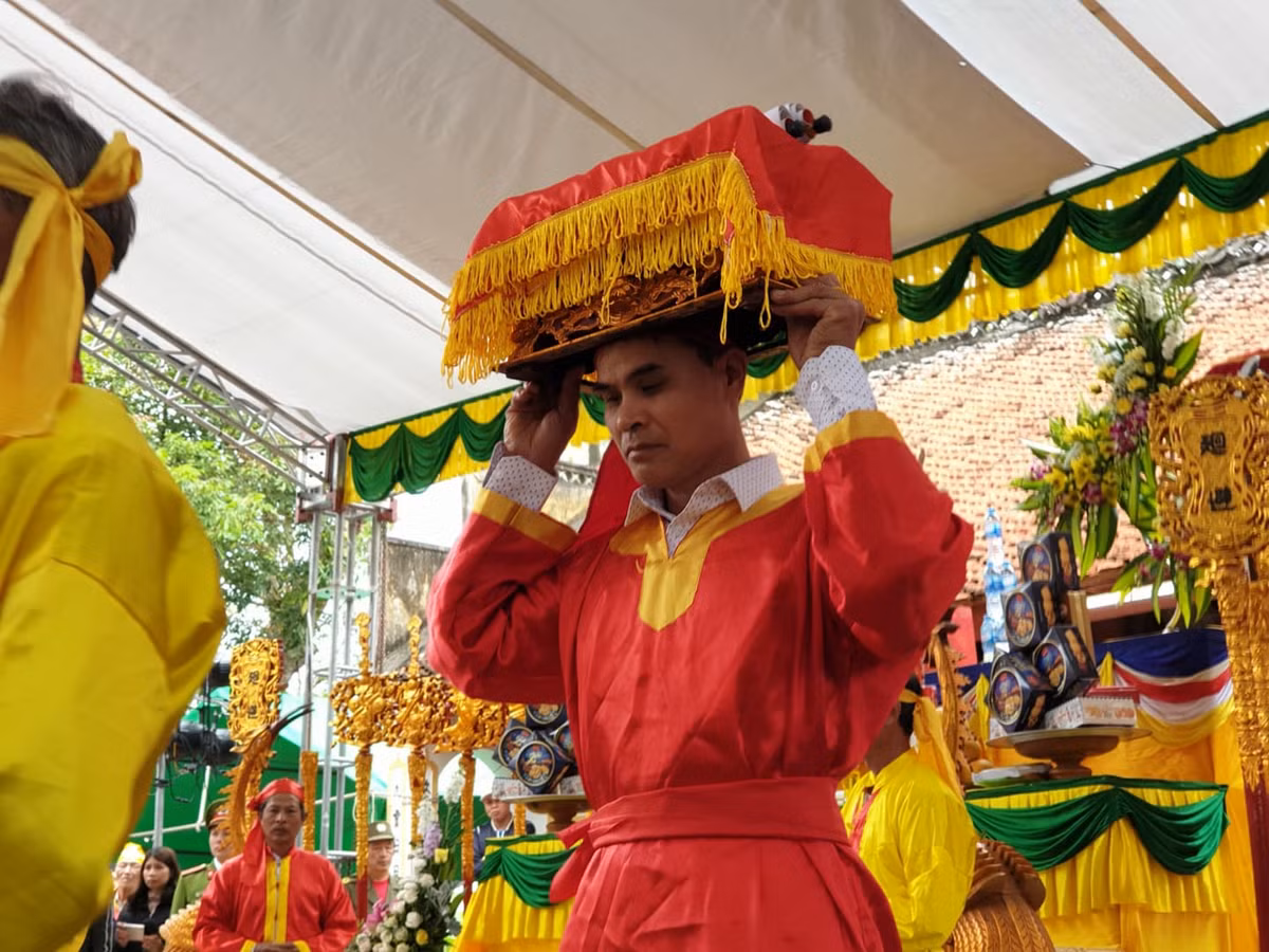 Le hoi the khong tham nhung: Van vang bong 