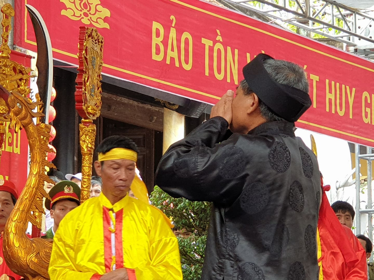 Cũng theo ông Năm, việc tổ chức lễ hội ngoài những thuận lợi thì cũng gặp rất nhiều khó khăn. Thuận lợi ở chỗ nhân dân đã thuộc tất cả mọi thứ trong lễ hội, mọi thứ đi vào nguyên tắc từ công tác chuẩn bị các trang thiết bị phục vụ lễ hội. Khó khăn nhất ở lễ hội là việc tuyên truyền và kinh phí không có nhiều để nâng lễ hội lên. Ảnh: Uống rượu thề không tham nhũng.