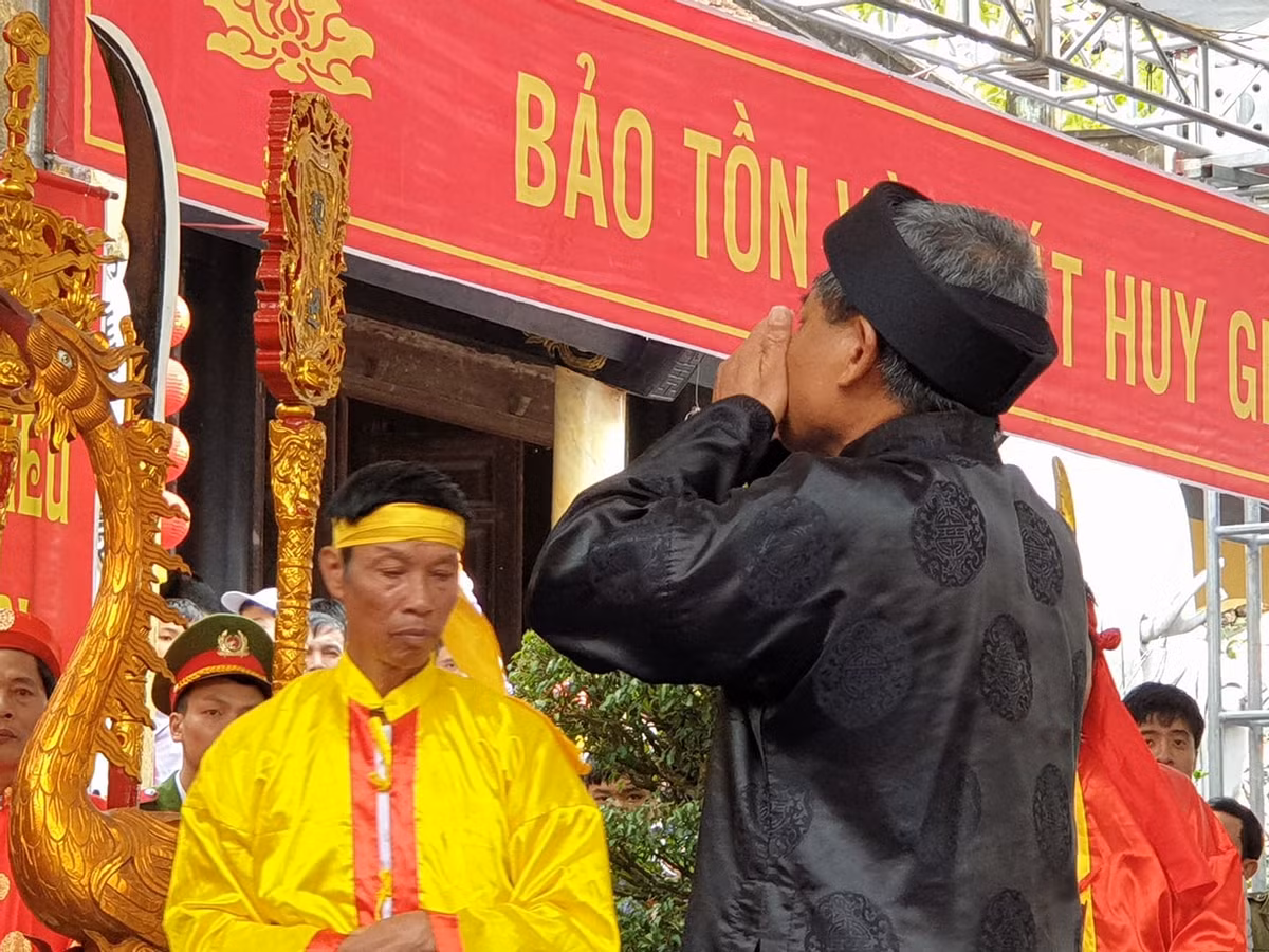 Cũng theo ông Năm, việc tổ chức lễ hội ngoài những thuận lợi thì cũng gặp rất nhiều khó khăn. Thuận lợi ở chỗ nhân dân đã thuộc tất cả mọi thứ trong lễ hội, mọi thứ đi vào nguyên tắc từ công tác chuẩn bị các trang thiết bị phục vụ lễ hội. Khó khăn nhất ở lễ hội là việc tuyên truyền và kinh phí không có nhiều để nâng lễ hội lên. Ảnh: Uống rượu thề không tham nhũng.