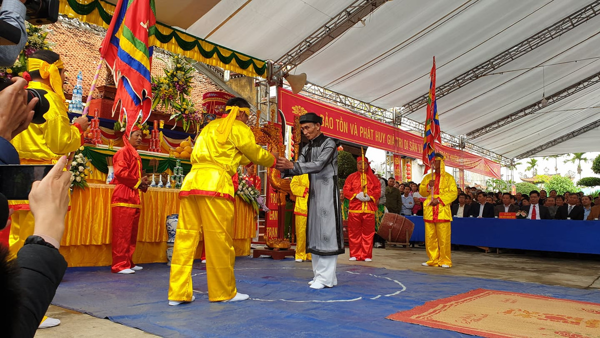 Tại lễ hội sáng nay ngày 18/2, ban thờ được sắp đặt rất đơn giản, trang nghiêm, nổi bật là chiếc mũ quan được đặt trang trọng ở vị trí cao nhất - đại diện cho chức sắc trong địa phương. Những người có chức sắc trong làng hôm nay tương ứng với các chức Lý trưởng, Phó lý… thời xưa tham gia thề.