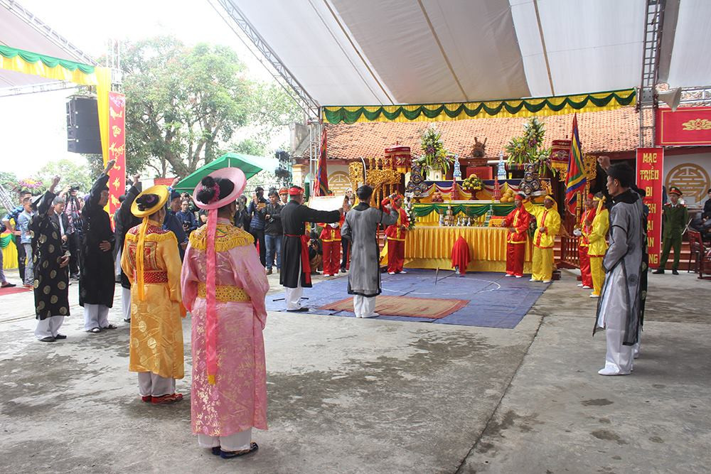 Theo ông Khoa, trong thời gian xây dựng, ngoài diện tích chùa, một phần diện tích ruộng vườn được Hoàng hậu Ngọc và những người có chức sắc trong làng chia cho những người trông chùa canh tác, diện tích còn lại được cho cấy khoán. Sản phẩm thu được chia cho người nghèo trong vùng.