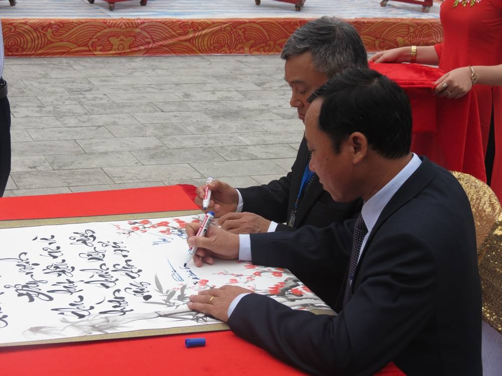 Bí thư Huyện ủy, Chủ tịch HĐND huyện Kiến Thụy Đỗ Xuân Trịnh và Chủ tịch UBND huyện Kiến Thụy Bùi Đức Thảo khai bút.