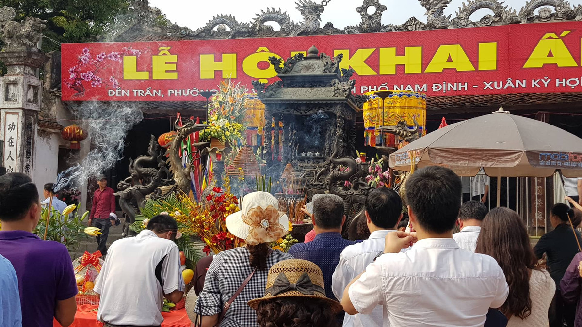 Hang van khach toi le Khai an den Tran nen di theo duong nao?