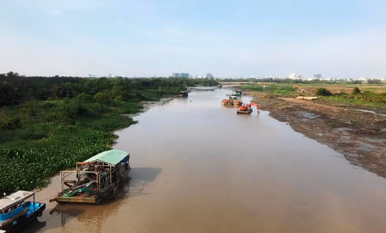 Khu Liên hợp TDTT Quốc gia Rạch Chiếc tọa lạc tại vị trí đắc địa (phường An Phú, quận 2, TP.HCM) ngay cửa ngõ phía đông bắc thành phố, với hệ thống giao thông lý tưởng như sát đường cao tốc TP HCM-Long Thành-Dầu Giây; đại lộ Mai Chí Thọ, xa lộ Hà Nội và đặc biệt là cạnh tuyến metro số 1 (Bến Thành-Suối Tiên). 