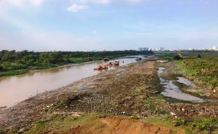 Những ngày này, khu đất rộng hơn 180ha ở phía Đông cửa ngõ TP.HCM tấp nập xe cơ giới, sà lan… bơm cát san lấp. Nơi đây sẽ là sân vận động hiện đại nhất Việt Nam nếu TP.HCM đăng cai SEA Games 2021.