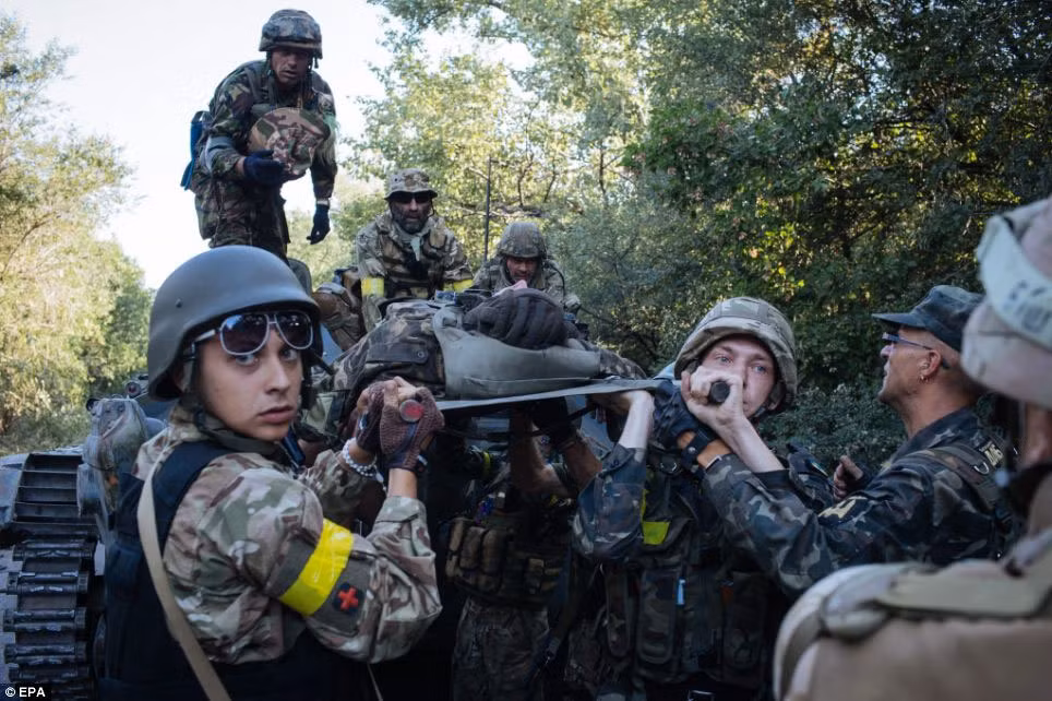 Các binh sĩ Ukraine khiêng một đồng đội bị thương. (Ảnh minh họa)