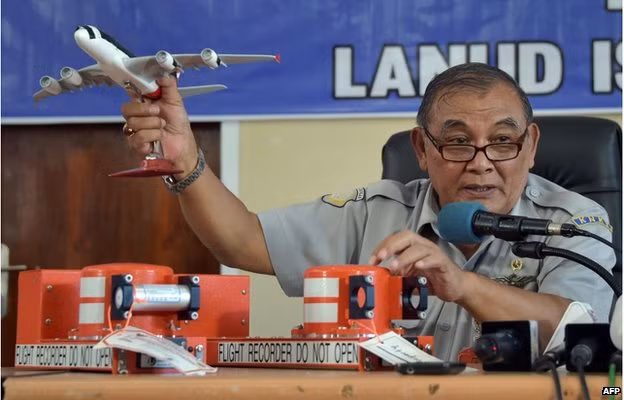 May bay Air Asia roi “khong phai do khung bo“