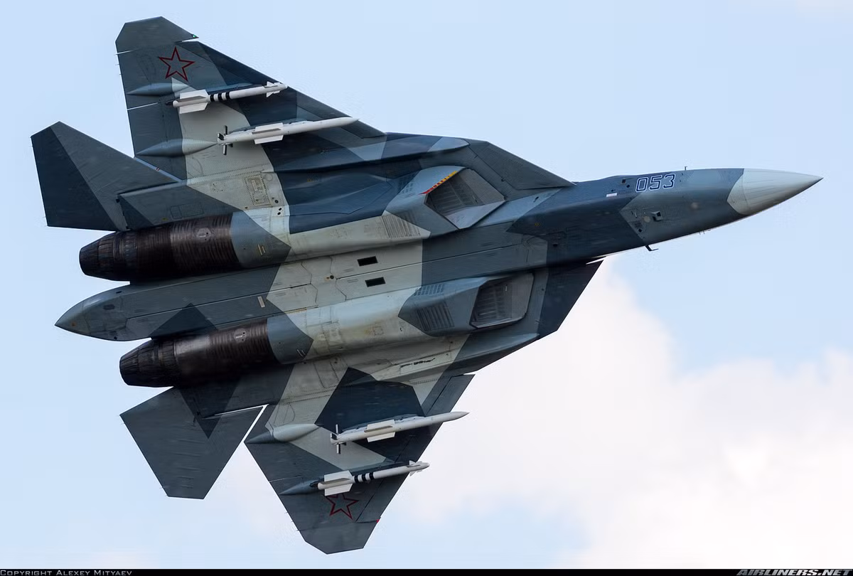 Về vũ khí, tương tự các thế hệ F-22, F-35, Su-57 sẽ có khoang vũ khí trong thân để giảm tiết diện phản xạ sóng radar tối ưu. Hai khoang này có kích cỡ dài khoảng 4,6m, rộng 1m. Ngoài ra còn có 6 giá treo bên ngoài cánh, nhưng nếu dùng giá treo này Su-57 sẽ giảm đáng kể khả năng tàng hình. Nguồn ảnh: Airlines.net