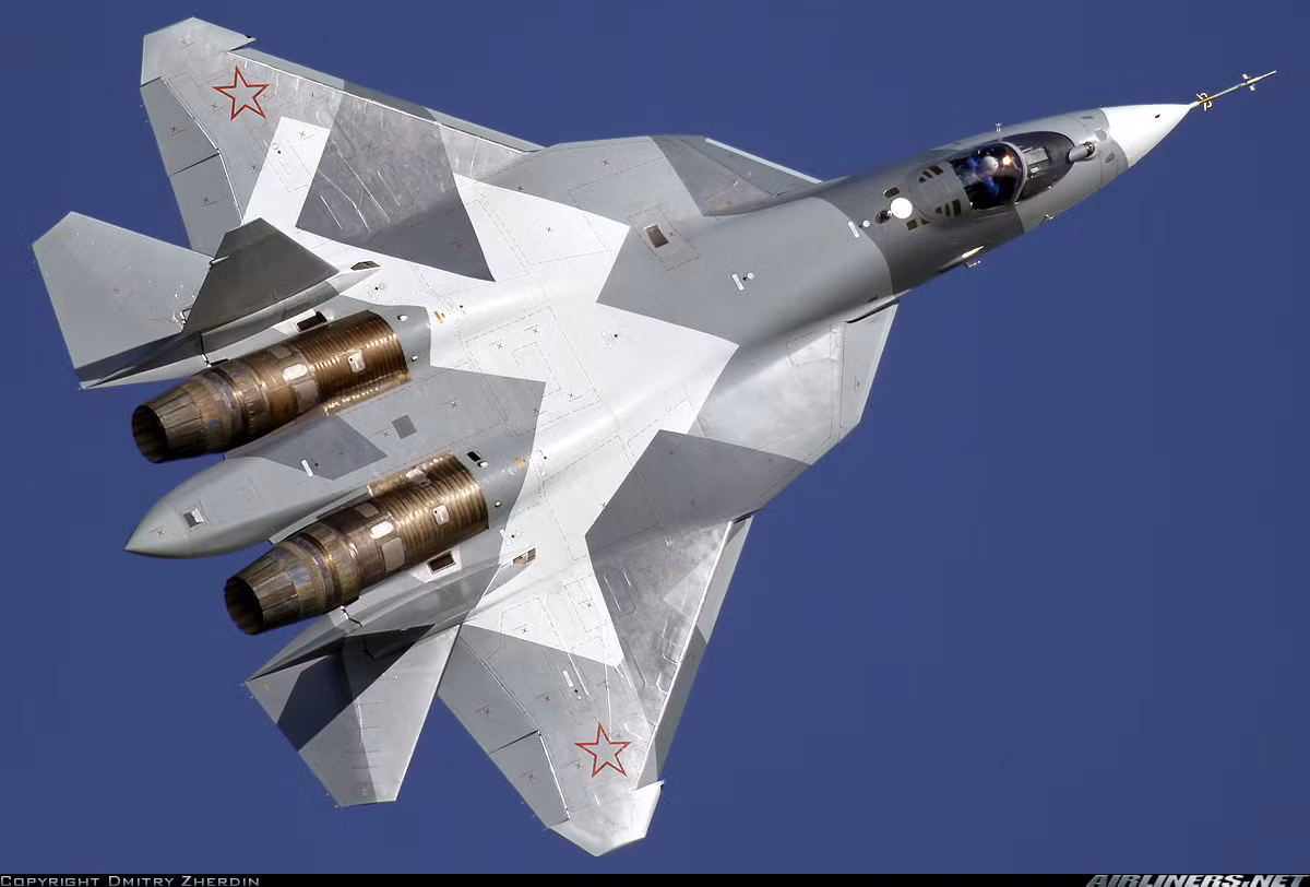 Theo một số nguồn tin, Su-57 sẽ có công nghệ tàng hình tương đối giống với công nghệ trên F-22 ứng dụng. Su-57 tích hợp các kỹ thuật tàng hình như hình dáng giẹp phẳng ở phần đầu và các góc cạnh răng cưa trong các họa tiết lớp sơn. Cửa hút khí dài hẹp sẽ che đi phần lớn bề mặt ép của động cơ, và máy bay cũng sẽ trang bị hệ thống chắn sóng vô tuyến tựa như loại F/A-18E/F để che bề mặt nén ở khắp các phía. Khả năng tàng hình của Su-57 rõ rệt nhất ở bán cầu trước. Dự tính Su-57 có khả năng làm giảm tiết diện radar xuống còn một quả bóng quần vợt nhìn từ góc tối ưu. Nguồn ảnh: Airlines.net