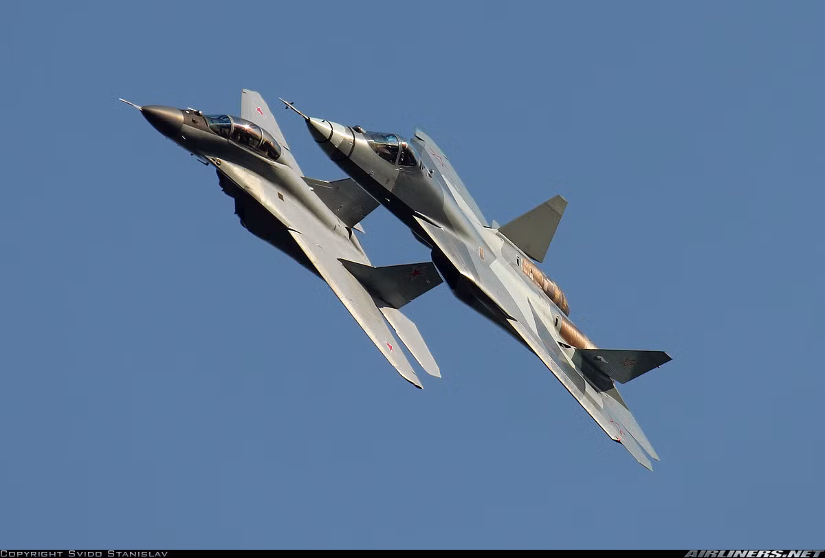 Ý tưởng về PAK FA được Tổng thống Nga Vladimir Putin lần đầu tiên tiết lộ năm 2004. Thời điểm này, Mỹ đã chính thức trang bị và sử dụng thành tạo tiêm kích tàng hình F-22 Raptor. Điều này buộc Nga phải phát triển một thế hệ chiến đấu cơ mới thay thế các dòng máy bay thế hệ 4 Su-27, MiG-29 đối trọng với Mỹ-Phương Tây. Nguồn ảnh: Airlines.net
