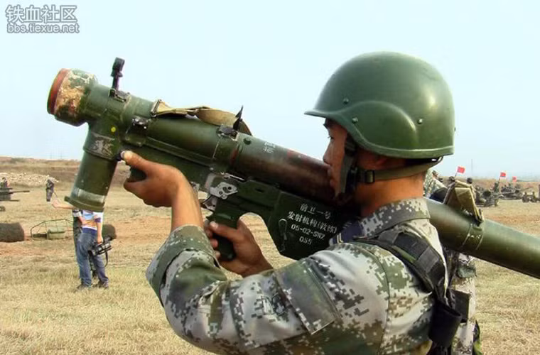 Theo quảng cáo của Nhà máy 119 tại triển lãm hàng không Farnborough 1998, tên lửa vác vai QW-2 trang bị đầu dò hồng ngoại bị động 2 kênh cung cấp khả năng vượt qua sự đánh lừa bằng biện pháp gây nhiễu hồng ngoại - bắn những quả pháo sáng làm nhiễu loạn đầu dò tầm nhiệt, cải thiện hiệu quả tác chiến của tên lửa trong điều kiện ban ngày - đêm, trong mọi điều kiện thời tiết. Nguồn ảnh: tiexue