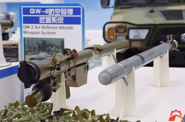 Tổ hợp tên lửa QW-2 dài 1,59m, đạn tên lửa và bệ phóng nặng 18kg, riêng đạn nặng 11,32kg lắp đầu nổ phá mảnh 1,42kg. Tên lửa đạt tầm bắn 500m tới 6.000m, trần bắn từ 10m tới 3.500m. Nguồn ảnh: tiexue