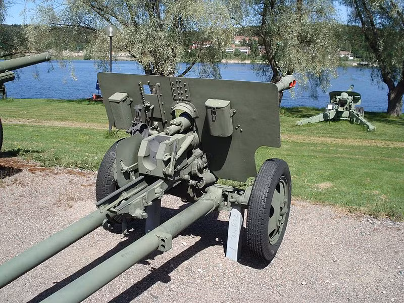 Với ZiS-3, pháo binh trở nên có lợi thế hơn hẳn trên chiến trường ngay cả khi họ không có sự hổ trợ của xe tăng hay pháo tầm xa. Tầm bắn của ZiS-3 lên đến hơn 13km và có tốc độ bắn khoảng 25 phát/phút vượt trội hơn hẳn mọi loại pháo chống tăng cỡ nhỏ khi đó của Đức trong CTTG 2. Nguồn ảnh: Wikipedia