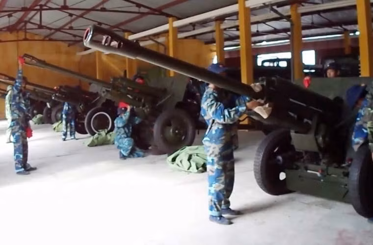Trước đó, lựu pháo ZiS-3 đã từng xuất hiện tại một đơn vị Hải quân Nhân dân Việt Nam. Mặc dù chúng ta đang dùng một vài khẩu pháo được chế tạo từ CTTG 2, ví như khẩu M101 105mm (Mỹ) hay M30 122mm (Liên Xô), tuy nhiên sự xuất hiện ZiS-3 76mm vẫn gây nhiều kinh ngạc. Khi mà đây được xem là một trong những khẩu pháo tốt nhất CTTG 2 của Liên Xô. Nguồn ảnh: Kênh QPVN