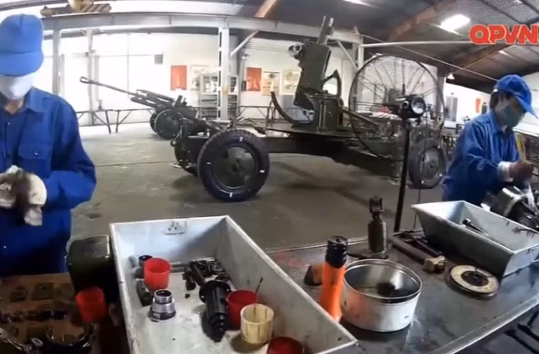 Trong một chương trình mới đây của kênh Quốc phòng Việt Nam tại đơn vị sửa chữa trang bị vũ khí cho QĐND Việt Nam, rất bất ngờ khi có sự xuất hiện của khẩu lựu pháo ZiS-3 nằm trong xưởng sửa chữa. Điều đó cho thấy có khả năng lớn, quân đội ta vẫn duy trì, sử dụng lựu pháo ZiS-3 huyền thoại thời Chiến tranh Thế giới thứ 2. Nguồn ảnh: Kênh QPVN