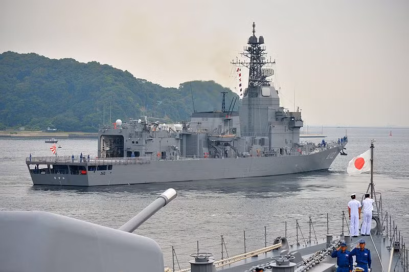 Về cảm biến và vũ khí, JS Asuka không có hệ thống cố định. Thay vào đó, suốt 22 năm qua, JS Asuka được lắp đặt vô số công nghệ tối tân cảm biến – vũ khí nhằm thử nghiệm trang bị cho các tàu chiến thế hệ mới của JMSDF. Nguồn ảnh: Wikipedia