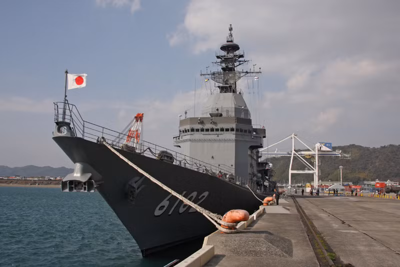 Hầu hết các hệ thống cảm biến, vũ khí phát triển siêu hạm 25DD Asahi thế hệ mới hay các tàu khu trục Kongo, Atago và cả Izumo đều được triển khai thử nghiệm trên tàu JS Asuka (AE-6102). Nguồn ảnh: Sina