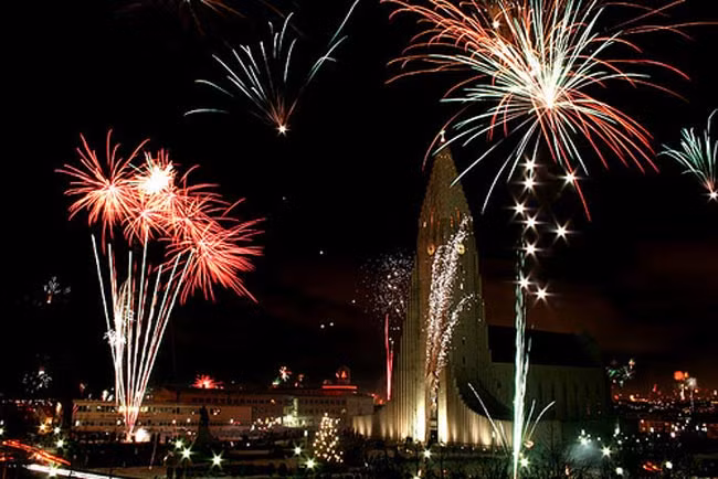 Reykjavek, Iceland là nơi bạn có thể chiêm ngưỡng màn bắn pháo hoa tuyệt mỹ trong thời điểm chuyển giao năm cũ và năm mới.