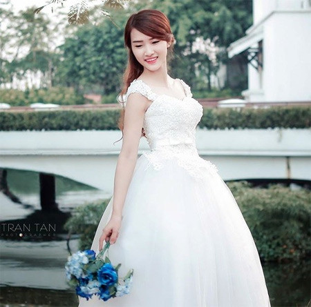 Nữ sinh nổi tiếng Linh Linh làm mẫu cho các của hàng thời trang. Việc nổi tiếng trên mạng khiến cô đắt show hơn.