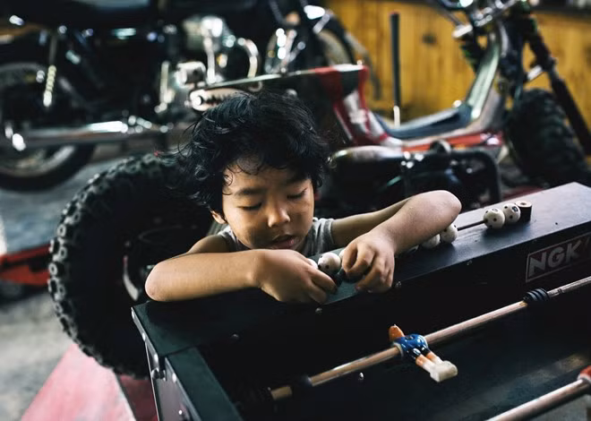 Anh Châu đang làm nghề tự do, liên quan đến xe phân khối lớn và du lịch. Cậu bé rất thích tìm tòi, đùa nghịch trong lúc bố làm việc.