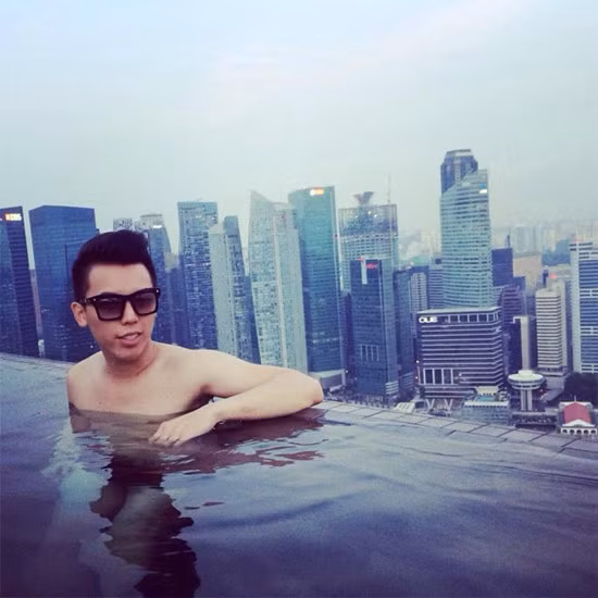 Duy Khánh chọn việc đi du lịch để giải toả căng thẳng. Hình ảnh này chụp tại khách sạn Marina Bay Sands, Singapore, trong một lần anh dẫn các người mẫu đến đây làm sự kiện.