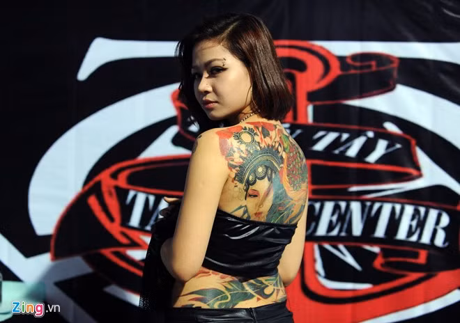 Sự nóng bỏng và hình xăm kín lưng của Hải Yến thu hút sự chú ý của người xem.