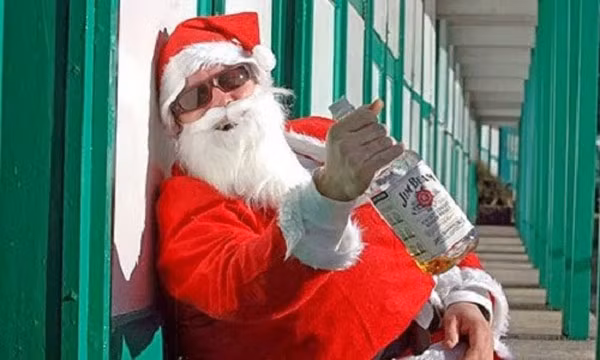 Hình tượng ông già Noel là trông rất phúc hậu, độ lượng, thế nên ông hay bị đưa ra "chế" một cách yêu thương. Một ông lão bụng to thì bị gán cho tính hay rượu cũng là dễ hiểu.