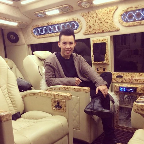 Phạm Duy Khánh, sinh năm 1992, được gọi là "ông trùm chân dài 9X" do công việc quản lý người mẫu. Khánh mới mua siêu xe thuộc dòng Transit DCar Limited 2014, giá gần 2 tỷ đồng, theo anh là để đi du lịch và chở học trò đi diễn xa.