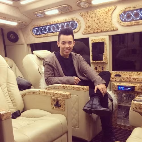 Phạm Duy Khánh, sinh năm 1992, được gọi là "ông trùm chân dài 9X" do công việc quản lý người mẫu. Khánh mới mua siêu xe thuộc dòng Transit DCar Limited 2014, giá gần 2 tỷ đồng, theo anh là để đi du lịch và chở học trò đi diễn xa.