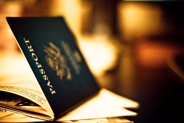 Kiểm tra giấy tờ: Bạn không muốn tiền vé máy bay, tiền đặt phòng tan thành khói chỉ vì nhận ra hộ chiếu hết hạn hoặc đã lạc đâu mất trước giờ lên đường chứ? Hãy xem lại những giấy tờ cần thiết có còn không, nếu cẩn thận thì photo hộ chiếu, thẻ tín dụng phòng bị mất trong chuyến đi, và gửi một bản vào email của chính mình.