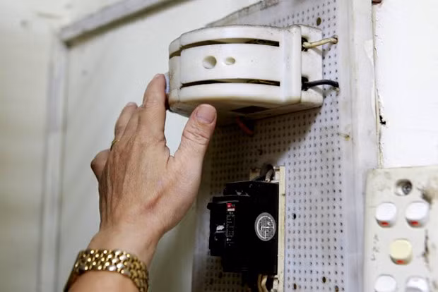 Sập cầu giao điện: Đây là việc bạn không nên quên trước khi rời nhà đi mấy ngày, nhằm tránh các rủi ro về điện có thể xảy ra, đồng thời cũng giúp tiết kiệm tiền điện. 