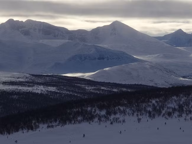 Từ cảnh thật Røros với những đỉnh núi và thung lũng trắng xóa băng tuyết, khung cảnh thiên nhiên lạnh lẽo mà huy hoàng trong phim Nữ hoàng băng giá ra đời.