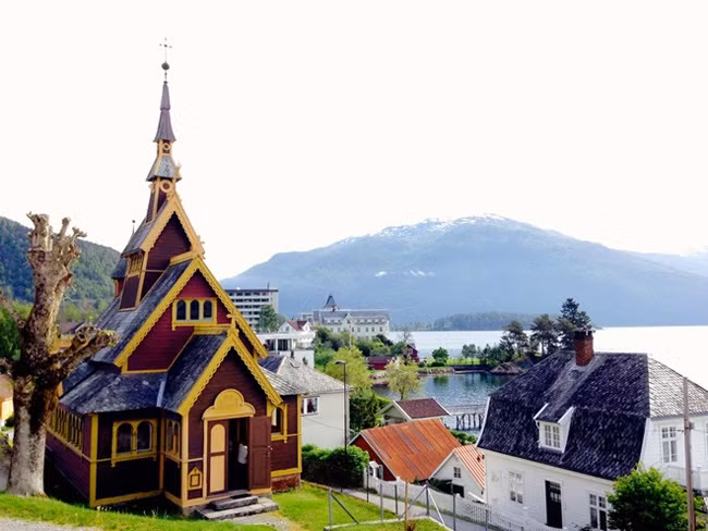 Nhà thờ St. Olaf ở Balestrand là hình mẫu của nhà nguyện trong Elsa đăng quang. Olaf cũng là tên của người tuyết trong phim.