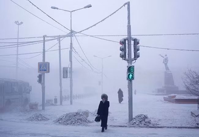 Làng Oymyakon ở miền Đông Bắc nước Nga được mệnh danh là nơi lạnh nhất thế giới, xứ sở của băng tuyết. Nó nằm dọc theo sông Indigirka, chỉ cách vòng Cực Bắc 350 km. Nhiếp ảnh gia Amos Chapple người New Zealand đã trải qua 2 ngày ở đây và ghi lại cuộc sống khắc nghiệt nơi này.