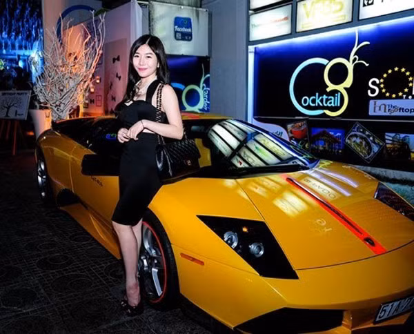 Thừa nhận mình sống sang trọng nhờ gia đình nhưng Vân cũng đang dần tự kinh doanh. Ngoài 3 quán cà phê bar, một khách sạn mới khai trương ở quận 5, Vân đang định mở thêm xưởng sản xuất bao bì, trường chăm trẻ quốc tế, khách sạn... vào năm 2015. Các lễ khai trương của Vân đều có mặt những nghệ sĩ trẻ được yêu thích, siêu xe hào nhoáng...