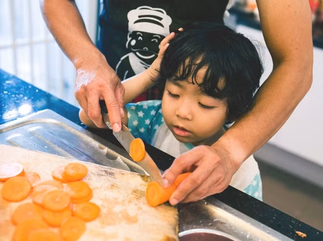 "Duy Tân là cậu bé ham học hỏi, cá tính mạnh mẽ nhưng đôi lúc còn hơi nóng nảy. Bé nói tiếng Việt chưa rành nên chỉ chơi với một số người bạn mà mình thích" - anh Châu nhận xét về con.